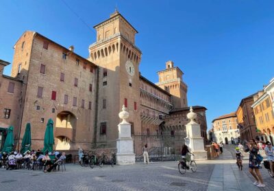Ferrara Castello visto da piazza Savonarola