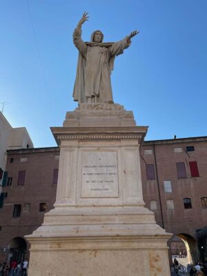 Statua di Gerolamo Savonarola (ph. © p. ricciardi – mondointasca.it)