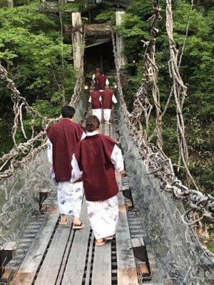 Ospiti camminano sul ponte di corda e legno (ph. b. andreani © mondointasca.it)