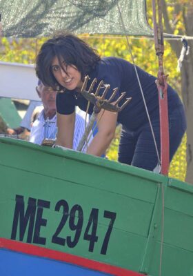 Antonella Donato a bordo della sua feluca ME2947 (ph. © emilio dati – mondointasca.it)