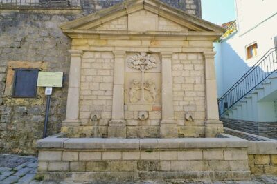 Fontana del Borgo (1871) - al centro lo stemma comunale (ph © emilio dati – mondointasca.it)