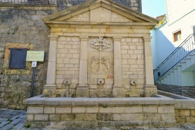 Fontana del Borgo (1871) - al centro lo stemma comunale