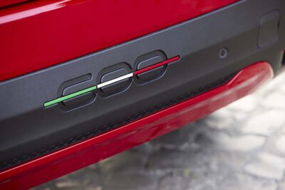 Nuova Fiat600e RED logo sul paraurti posteriore