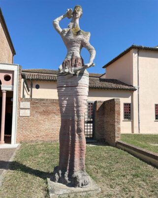 Statua davanti al centro culturale (ph. p.ricciardi © mondointasca.it)