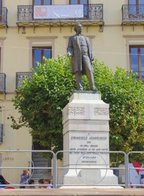 monumento bronzeo dedicato al concittadino Emanuele Gianturco