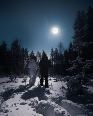 Ciaspolare sotto la luna (ph. Visit Skellefteå)