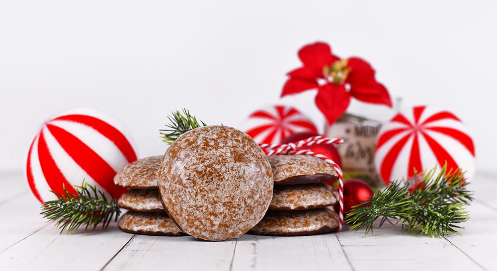 dolci natalizi German round glazed gingerbread Christmas cookie called Lebkuchen