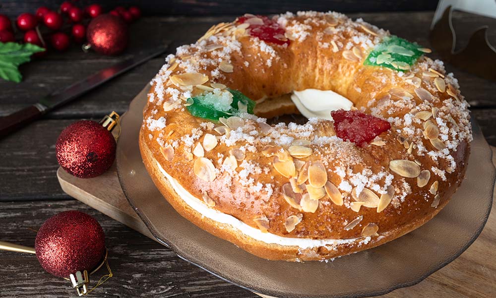 dolci natalizi Three King's cake, (roscón de Reyes), a typical sweet that is eaten in Spain at Christmas and especially on Three Kings Day