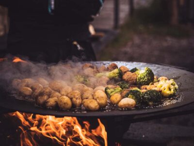 Svansele preparare il cibo sul fuoco (ph.Visit Skellefteå)