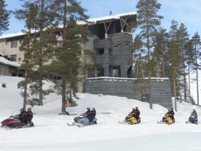 Hotel Kalevala snow mobiling elettrico regione dei laghi