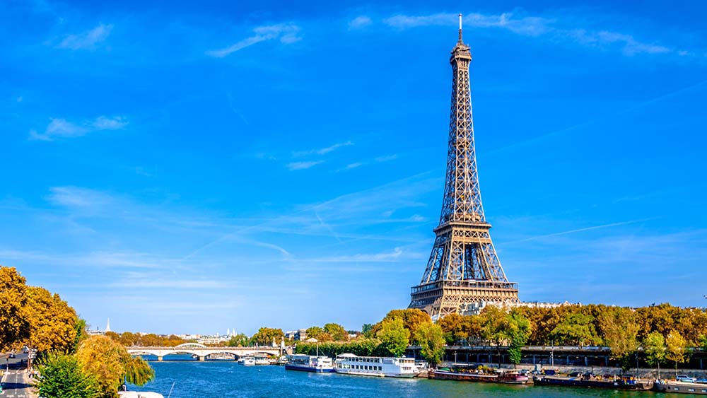 Parigi, Torre Eiffel segno del toro oroscopo 2024