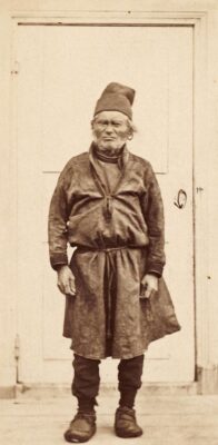 Anders Fjellner in abiti tradizionali Sámi