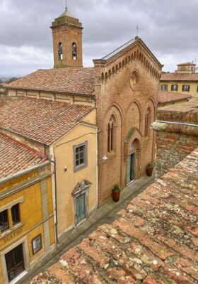 Chiesa di S. Maria Assunta e San Leonardo vista dalle mura del castello