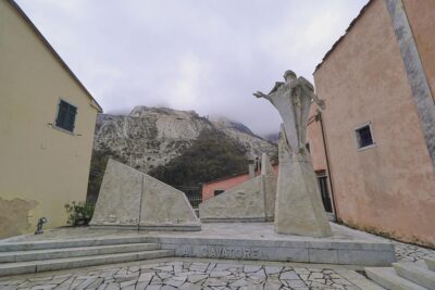 Colonnata Monumento al Cavatore Toscana marmo Carrara