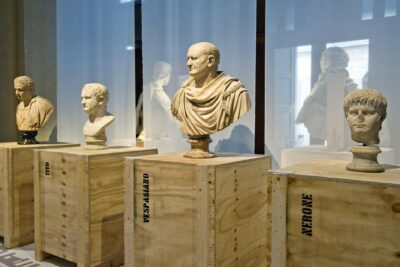 Como Plinio il Vecchio busti di imperatori