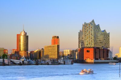 Hamburg, Lower Saxony, Germany - Skyline di Amburgo e la Philharmonic Hall and Niederhafen