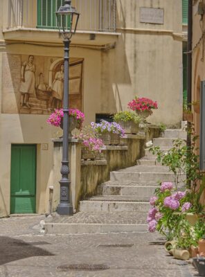 Cervara di Roma murale e scalinata fiorita