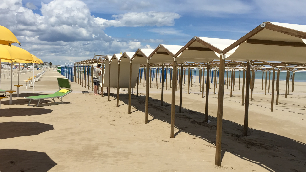 Spiaggia Riccione tipiche tende bagnino