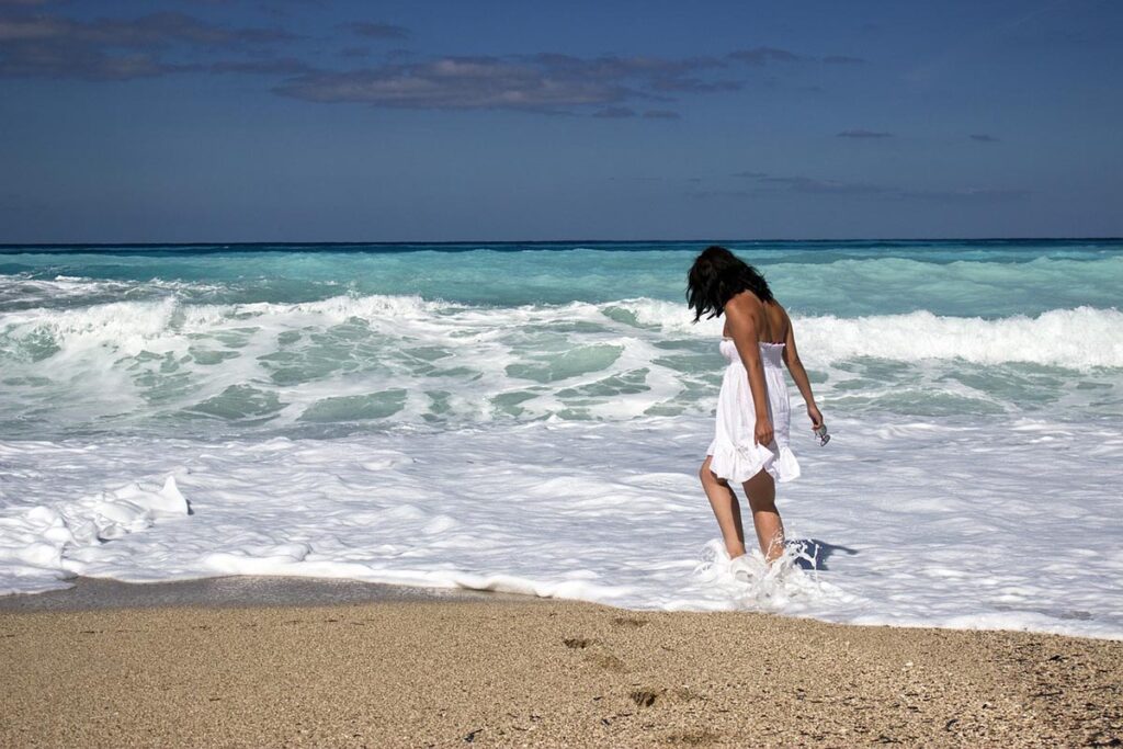 proteggere i capelli dal sole Ragazza al mare (Foto di Studio_Iris da Pixabay)