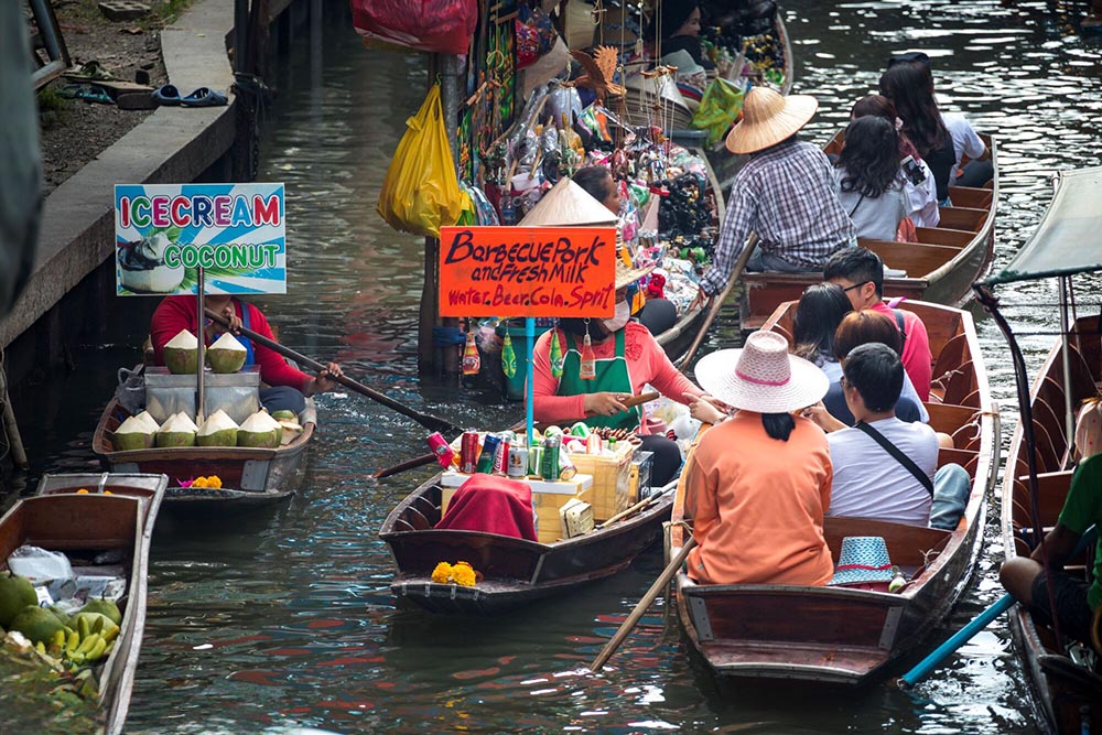 Turismo gastronomico assaporare il mondo Thailandia Bangkok mercato galleggiante