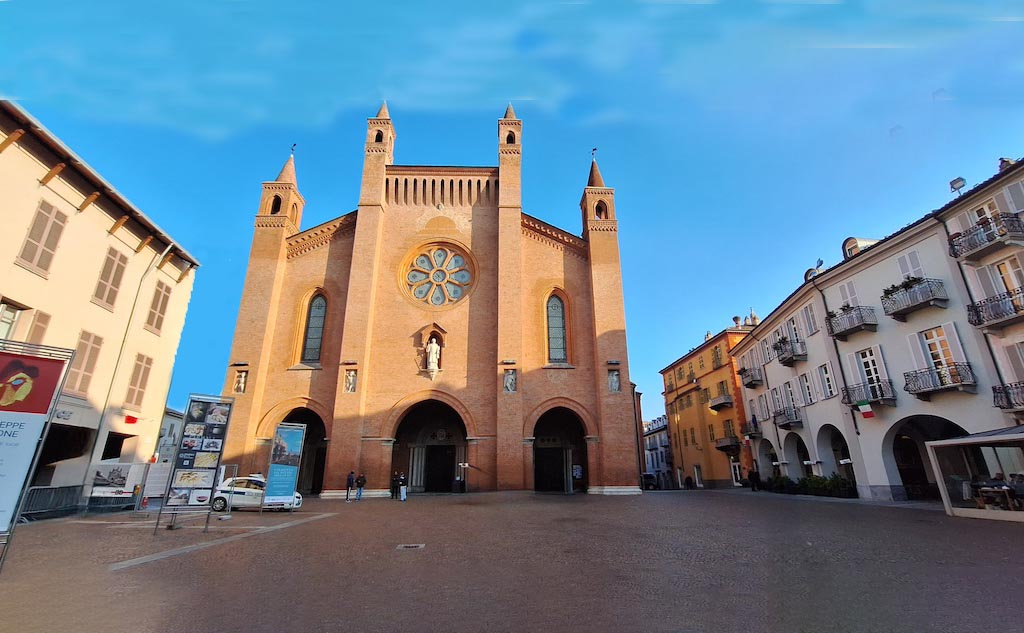 Alba Duomo Cattedrale san Lorenzo