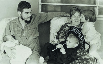 Che Guevara con la moglie Aleida e i figli, 1965