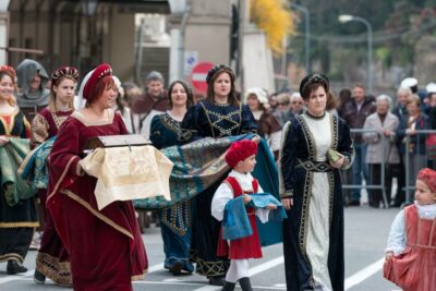 Pasqua Oleggio, Corteo Corsa Torta