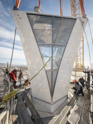Sagrada Familia: la croce sulla Torre di Gesù svetta nel cielo di Barcellona 3 Barcellona Sagrada Familia Torre di Gesù Cristo