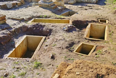 Lecce Salento Muro Leccese tombe lungo un tratto della Cinta muraria