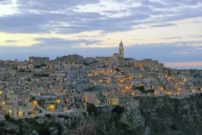Basilicata 1: L’anima nascosta di Matera tra case grotte e chiese rupestri 2 Basilicata Matera notturno sui Sassi