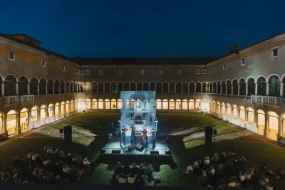 Ravenna Festival 2026: Nel Segno di Francesco, un Sole che Sorge sull’Arte 3 Ravenna Festival Chiostro Loggetta Lombardesca