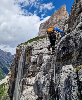 Fascino e responsabilità: l’estate sulle Dolomiti Bellunesi si fa «consapevole» 6 Dolomiti Bellunesi in sicurezza - Escursione in ferrata
