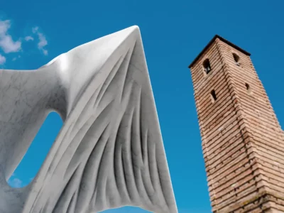 Quando la pietra impara a volare: la Versilia scolpita da Gustavo Vélez 3 Mostra Gustavo Vélez Pietrasanta 2026 - Le dimensioni dell'equilibrio