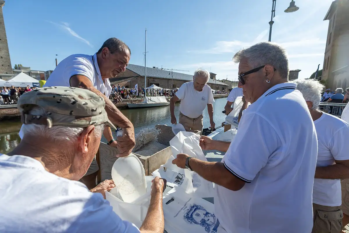 Sapore di Sale Cervia 2026, distribuzione del sale1 Sapore di Sale Cervia 2026, Sale Dolce di Cervia, trentesima edizione Sapore di Sale, eventi Cervia settembre, Rimessa del Sale Cervia,