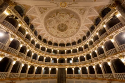 Teatri condominiali UNESCO: itinerario in 10 tappe tra Marche, Umbria ed Emilia-Romagna 1 teatri condominiali unesco, teatri unesco italia centrale, itinerario teatri unesco, patrimonio unesco marche umbria emilia romagna, teatri all'italiana unesco