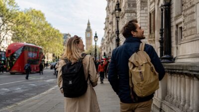 Viaggiatori nel centro di Londra durante un primo viaggio