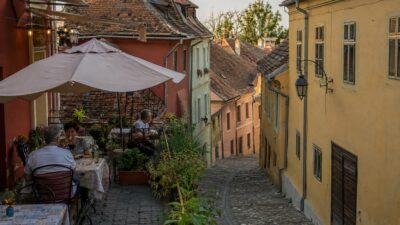 Dove mangiare a Sighisoara: ristoranti e sapori da scoprire nella città medievale 2 Mangiare tra le strade della cittadella di Sighisoara