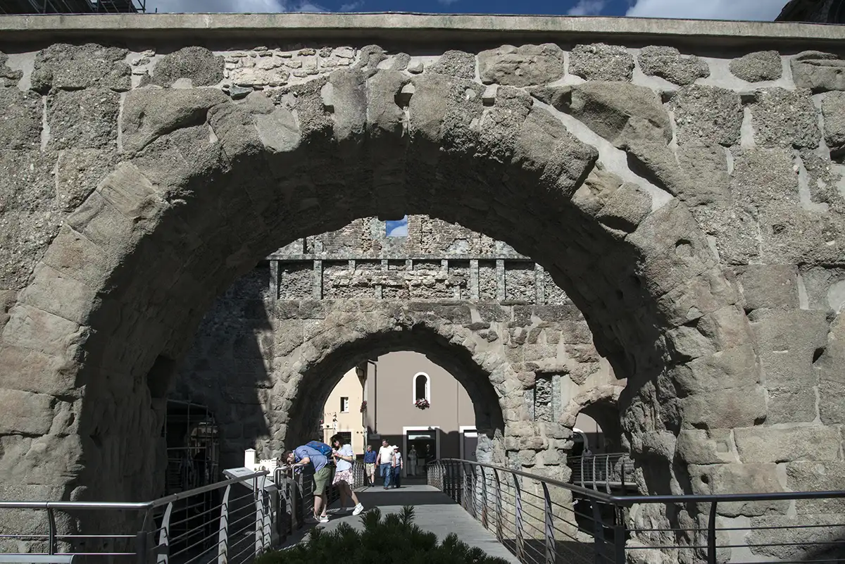 Aosta Porta Pretoria (ph vgiannella) viticoltura eroica Valle d'Aosta, Aosta, Teatro Romano