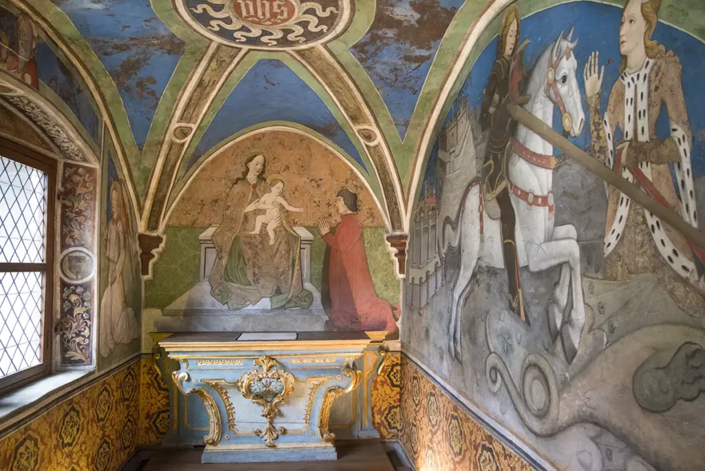 Vino in miniera e viticoltura eroica: i segreti della Valle d’Aosta 3 Aosta, cappella privata nella collegiata di S. Orso voluta da Giorgio di Challant XV sec (ph. Vittorio Giannella © - mondointasca.it)