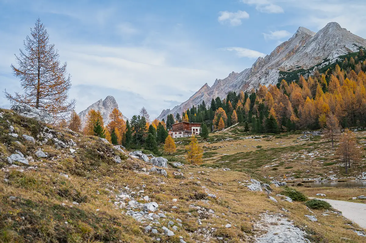 Dolomiti autunno San Vigilio Fanes autunno i colori del foliage Dolomiti autunno San Vigilio, Turismo sostenibile Alto Adige GSTC,