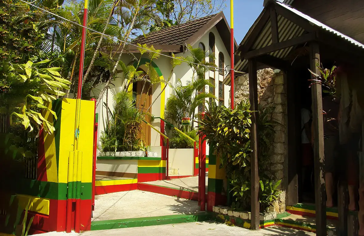 Giamaica Casa natale di Marley (a destra) e il mausoleo dove fu sepolto, a Nine Mile (ph. Enrospr) Bob Marley Museum Kingston, Cosa vedere in Giamaica,