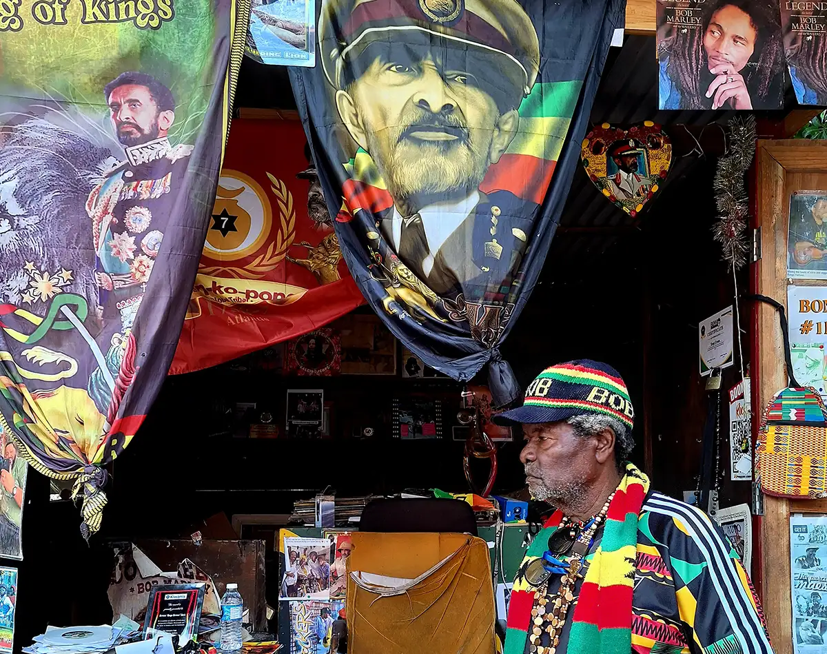 Giamaica - venditore di souvenir museo Marley Bob Marley Museum Kingston, Cosa vedere in Giamaica, Storia della Giamaica Rastafari,