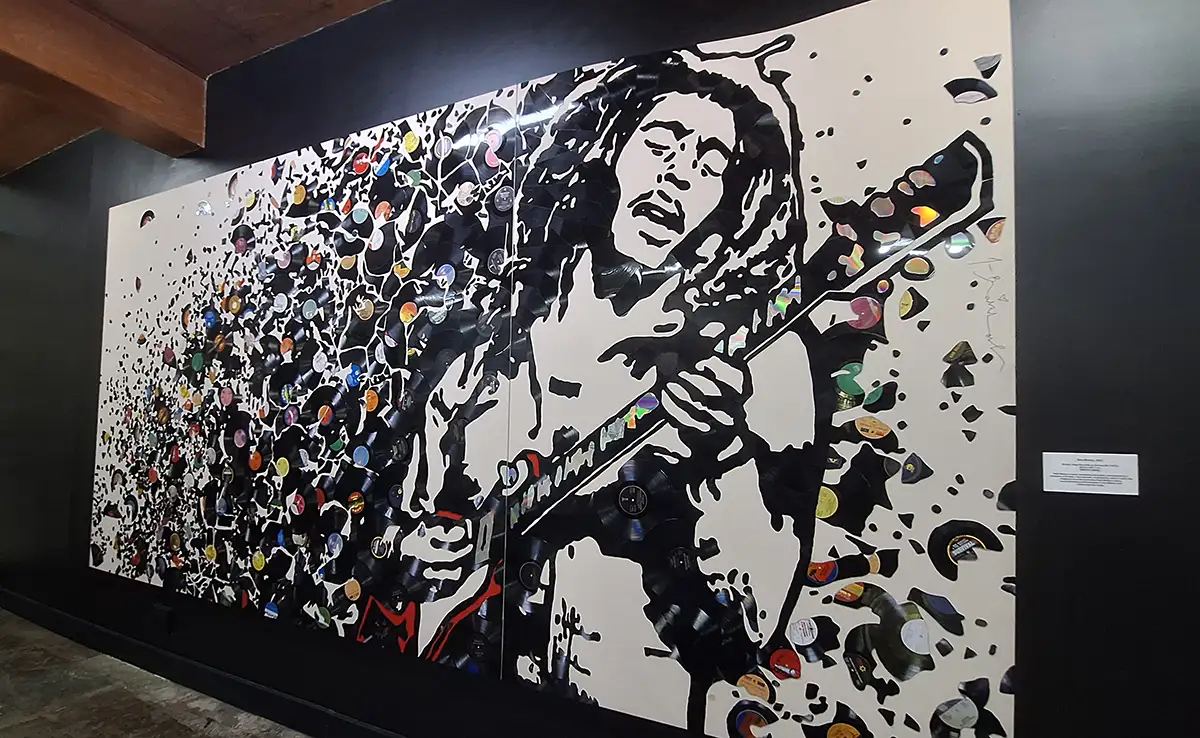 Quadro del mito con l'inseparabile chitarra al museo Marley Bob Marley Museum Kingston, Cosa vedere in Giamaica,