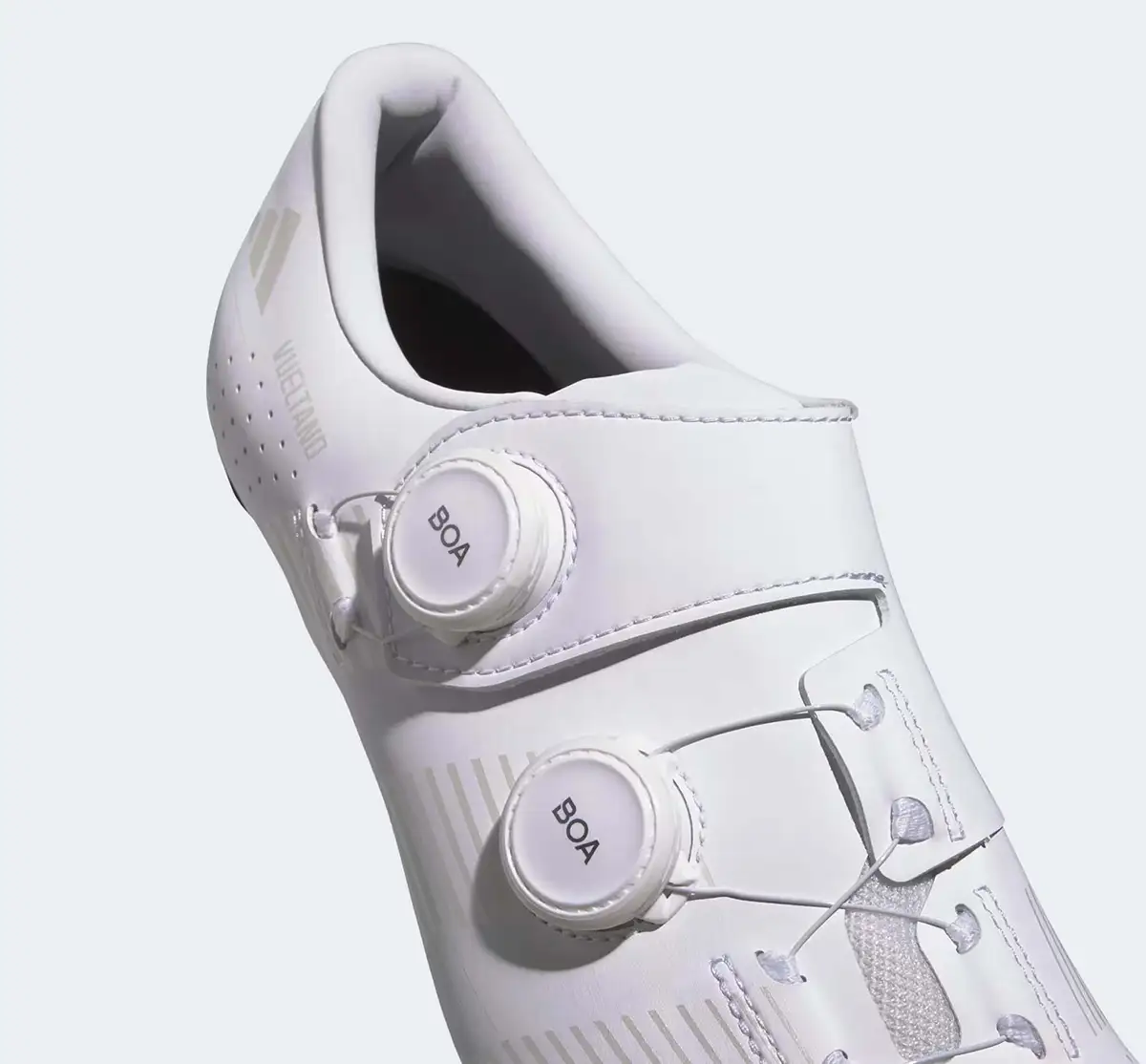 Scarpe Vueltano Carbon Bianco Back to September, moda settembre, rientro in ufficio outfit, novità accessori autunno, back to office stile, Adidas