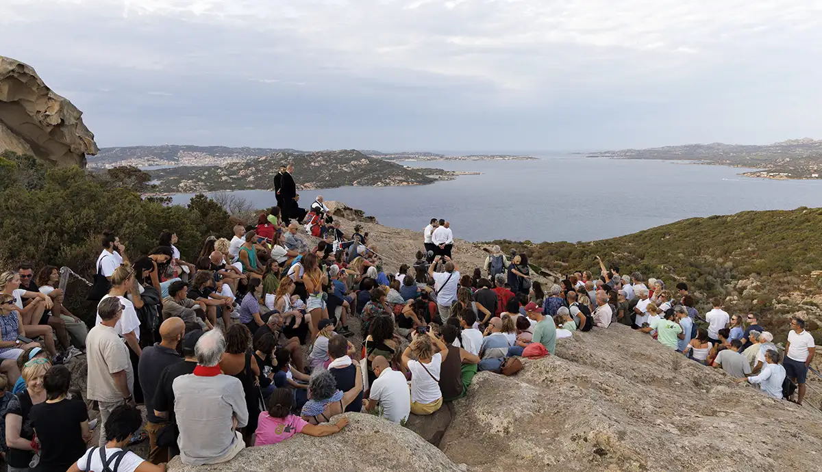 Tenores Roccia dell'Orso Palau ©Festival Internazionale Isole che Parlano (ph. Francesco Conversano) Isole che Parlano 2026, festival Sardegna settembre, eventi Palau La Maddalena, turismo culturale Gallura, Paolo Angeli Vinti e Maju,