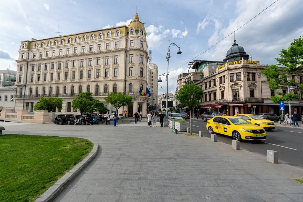 Calea Victoriei a Bucarest tra palazzi eleganti e atmosfera urbana