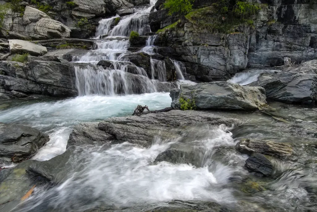 Vino in miniera e viticoltura eroica: i segreti della Valle d’Aosta 5 Cascate di lillaz Gran Paradiso vicino Cogne (ph. Vittorio Giannella © - mondointasca.it)