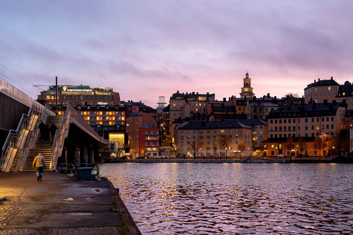 Gamla Stan a Stoccolma d'inverno tra luci e neve