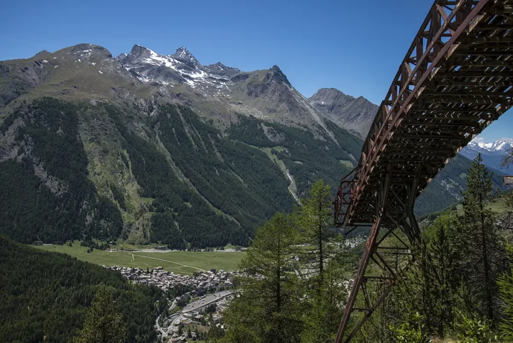 Vino in miniera e viticoltura eroica: i segreti della Valle d’Aosta 9 La grivola in fondo ogne e ex funivia delle miniere Costa di Pino a 2000m (ph. Vittorio Giannella © - mondointasca.it)