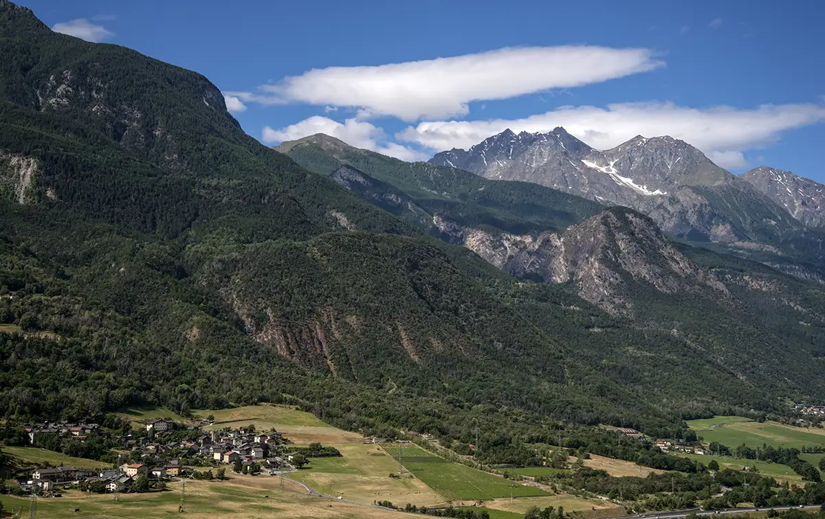 la valle della dora baltea a chambave e m emilius 3500 m (ph. vgiannella) viticoltura eroica Valle d'Aosta, Crotta di Vegneron, Fumin affinamento miniera, vini autoctoni valdostani